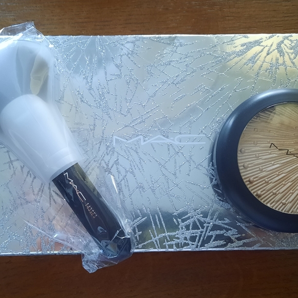 MAC Cosmetics Limited Edition Extra Dimension Skinfinish Firelit Kit-Champagne - Picture 4 of 6